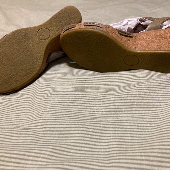 Clark’s Artisan T-Strap wedge shoes - Picture 3 of 6